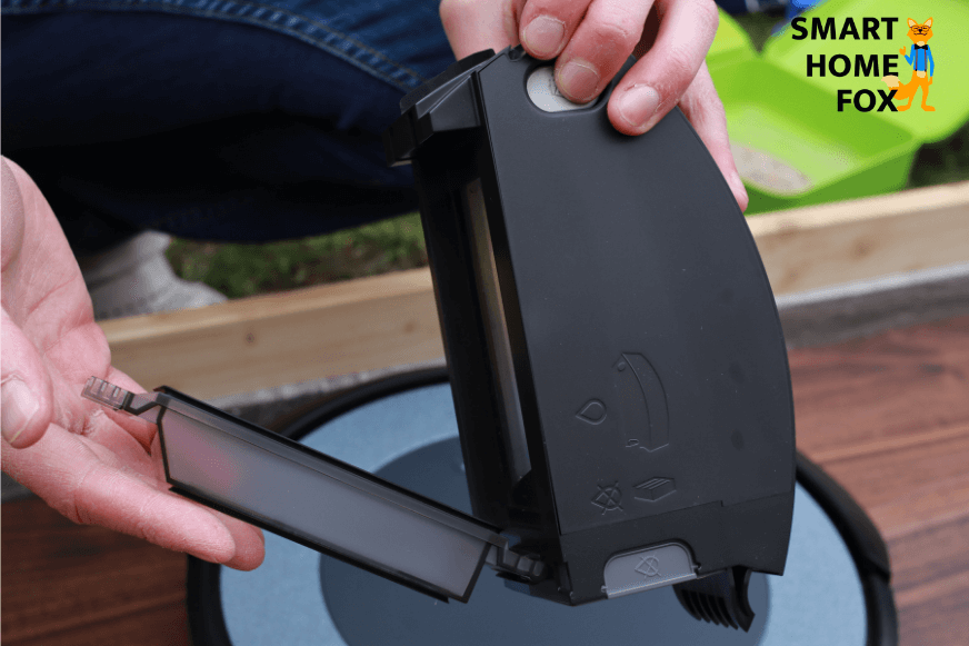 Der Staubbehälter des iRobot Roomba i3 wird per Knopfdruck geöffnet